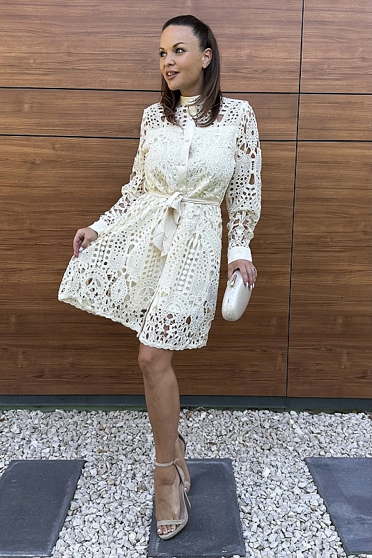 Gombos csipke ruha bézs