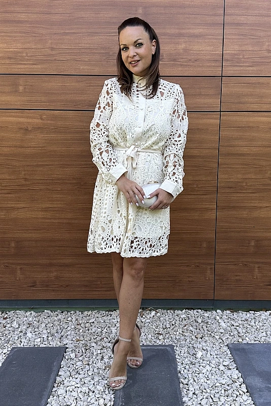 Gombos csipke ruha bézs