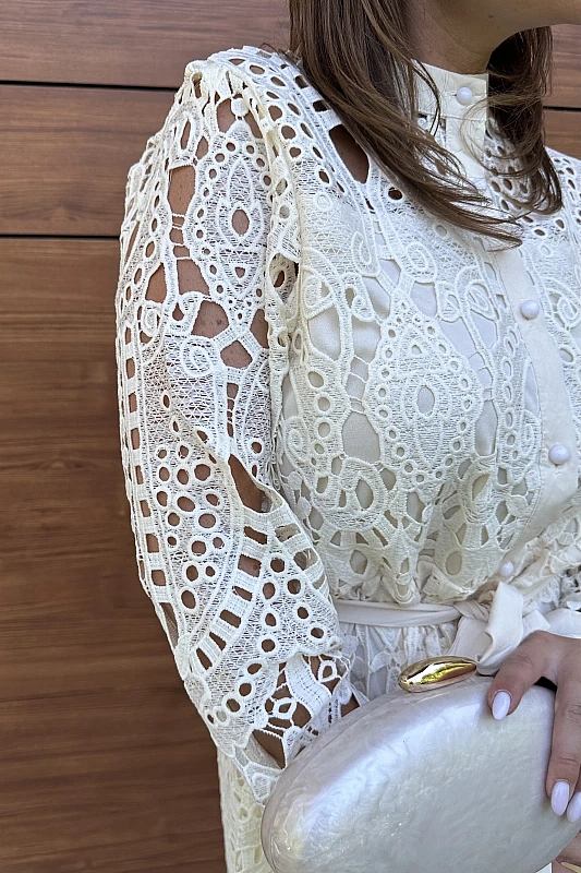 Gombos csipke ruha bézs